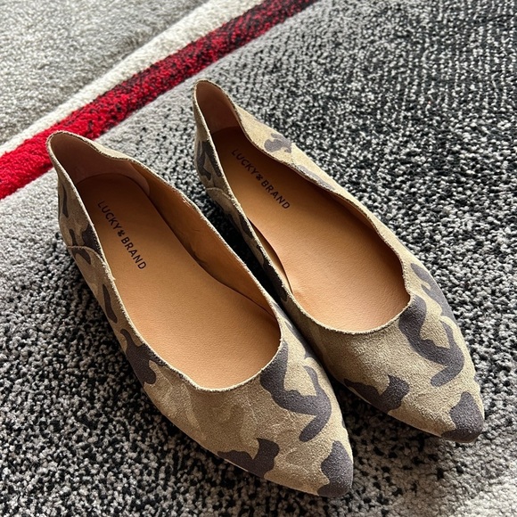 Lucky Brand Bylando Camo Leather Flats - Picture 1 of 4